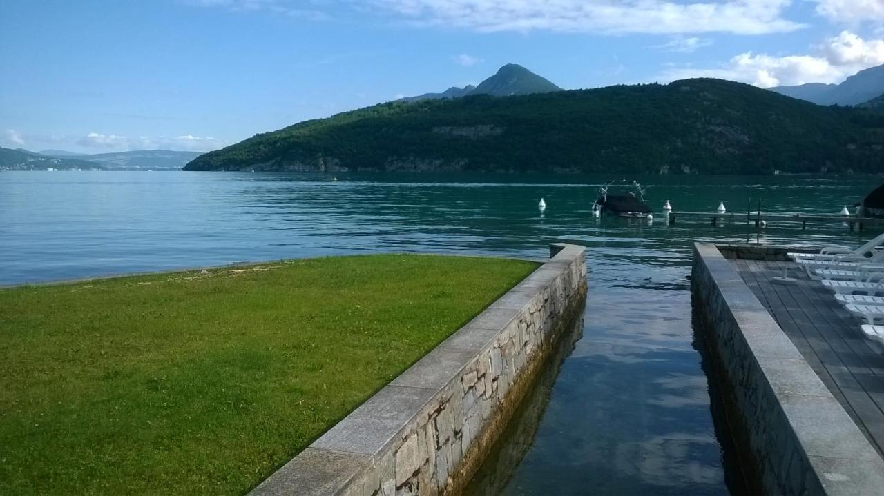 Au Bord Du Lac D'Annecy, Logement Type Loft, Dans Residence Avec Plage Et Ponton Privee Duingt Bagian luar foto
