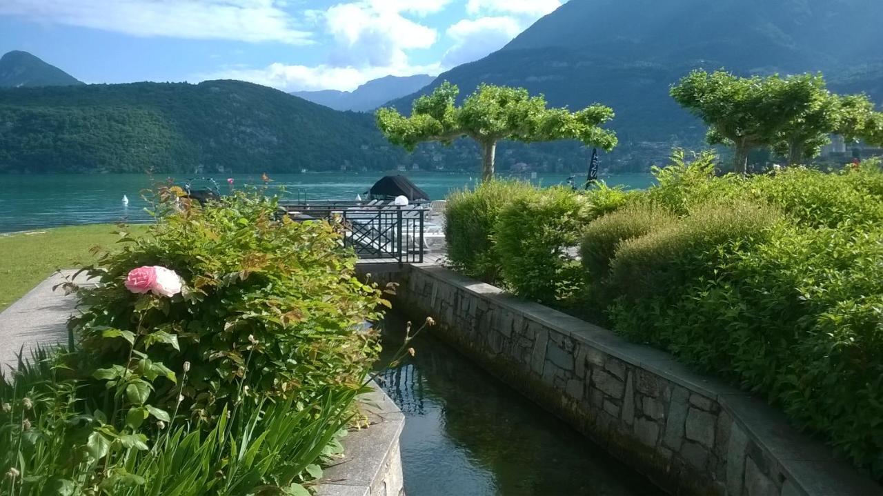 Au Bord Du Lac D'Annecy, Logement Type Loft, Dans Residence Avec Plage Et Ponton Privee Duingt Bagian luar foto