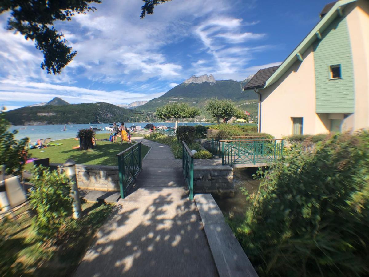 Au Bord Du Lac D'Annecy, Logement Type Loft, Dans Residence Avec Plage Et Ponton Privee Duingt Bagian luar foto