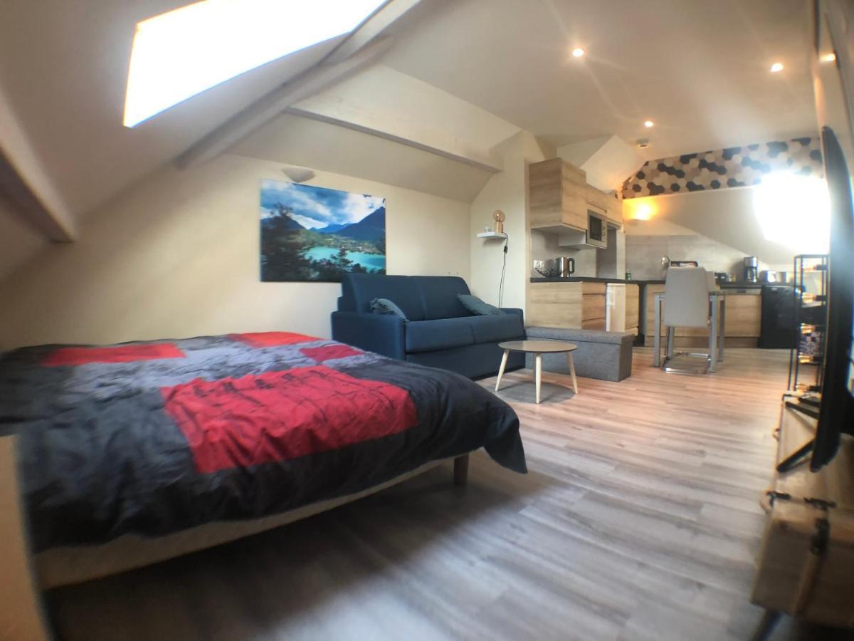 Au Bord Du Lac D'Annecy, Logement Type Loft, Dans Residence Avec Plage Et Ponton Privee Duingt Bagian luar foto
