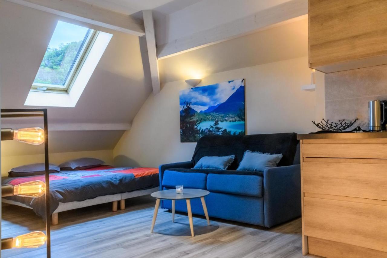 Au Bord Du Lac D'Annecy, Logement Type Loft, Dans Residence Avec Plage Et Ponton Privee Duingt Bagian luar foto