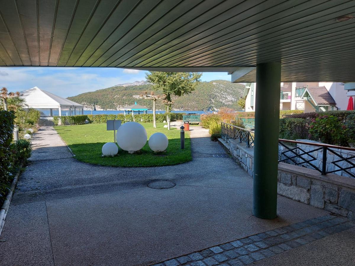 Au Bord Du Lac D'Annecy, Logement Type Loft, Dans Residence Avec Plage Et Ponton Privee Duingt Bagian luar foto